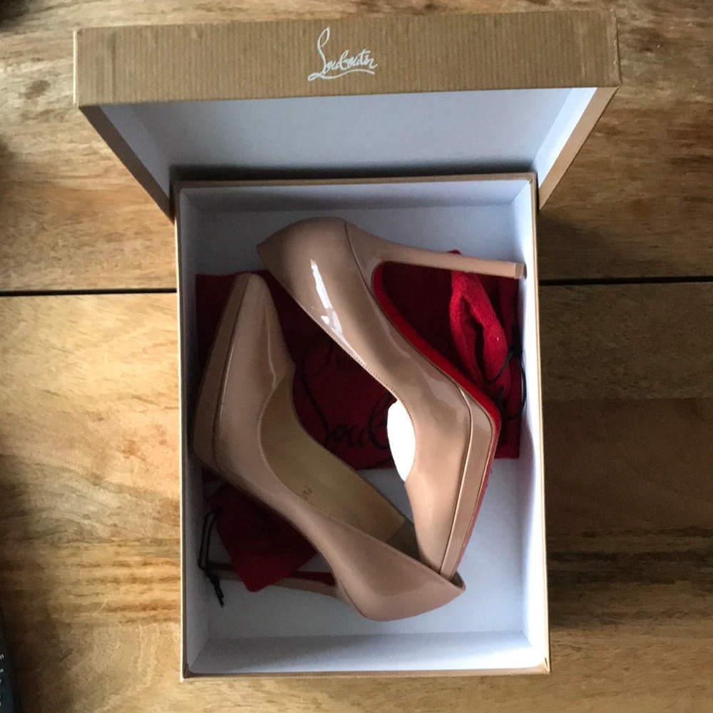 36.5 Christian Louboutin (Nude) Patent hee…